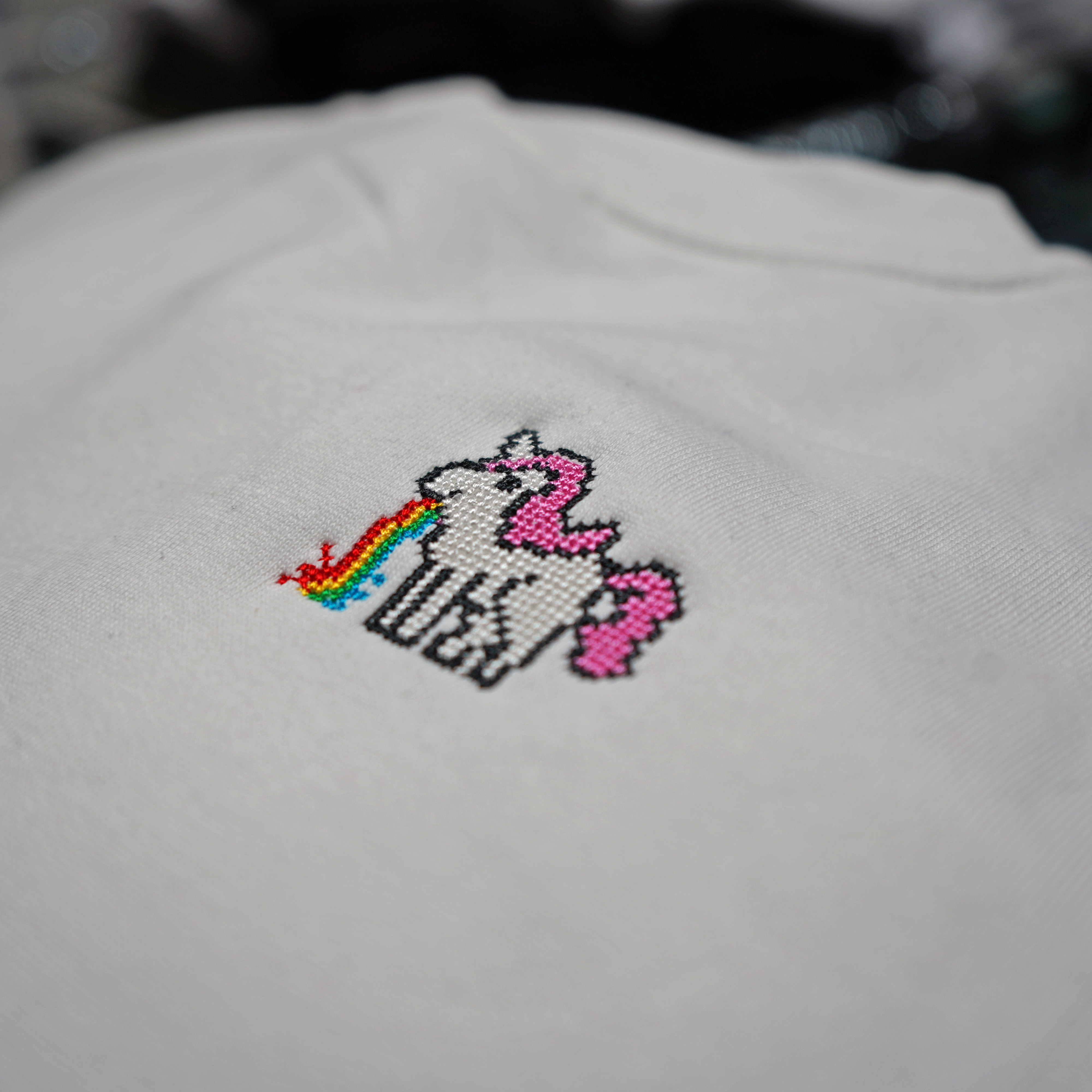 Motiv: Kotzendes Einhorn, Kinder / T-Shirt, Kurzarm, hellrosa, 104/110